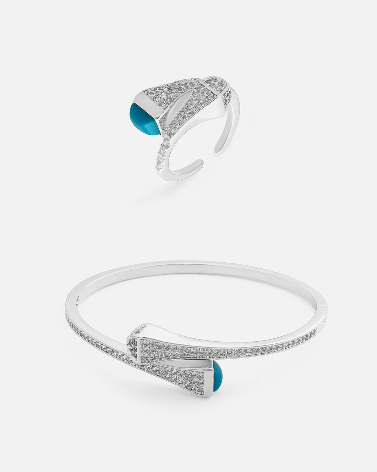 ‎ طقم نسائي مميز بلون فضي